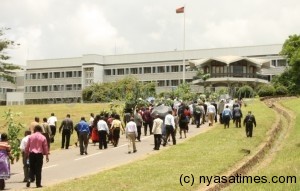 Civil servants in Ministry of Education during strike, but now can prepare to take a pay increase