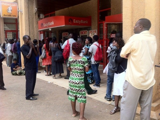 Clients on the queue  at some of the ATMs. Pic by Maston kaiya