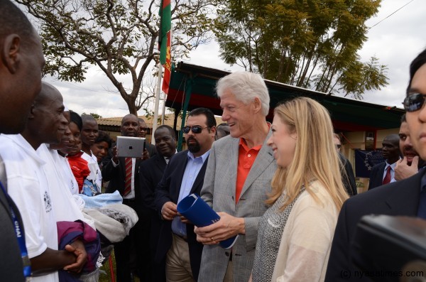Clinton chatting with Malawians