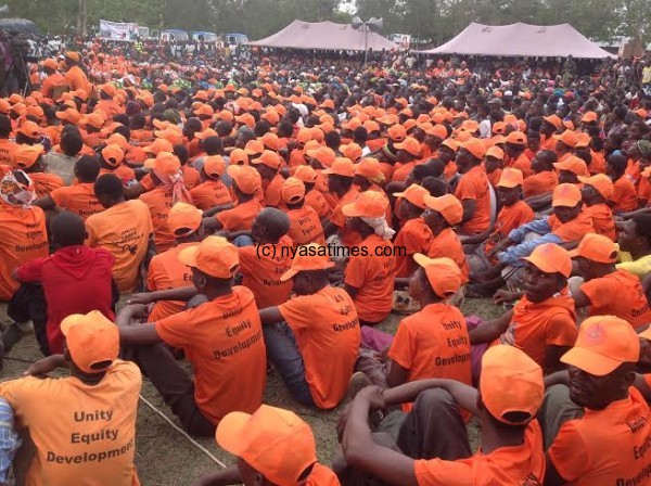 Crowds at Ngolowindo