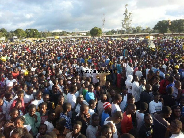 Crowds listening to Atupele at Mzuzu upper stadium