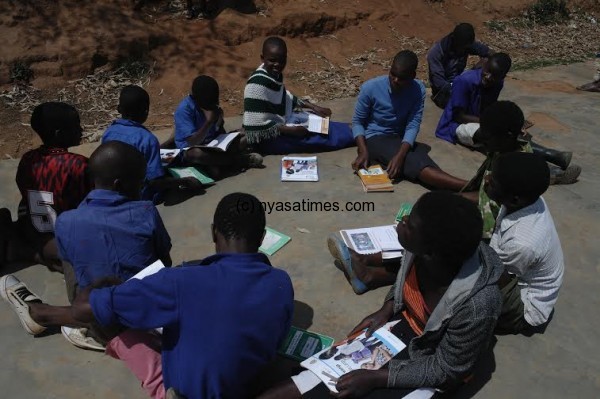 DAPP malawi trained teachers organise children in study groups