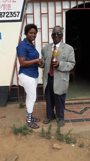DD Phiri receiving the Raphael Tenthani award