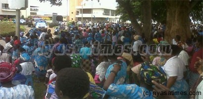 DPP crowds at the airport who welcomed Mutharika