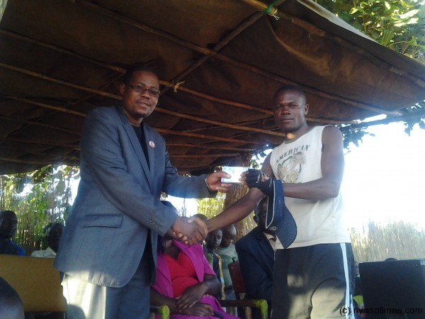 MP Manna presenting cash prize to one of the team officials