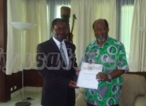 Chiume presents Malawi's position paper on Lake Malawi/Nyasa to medicatr, ex-Mozambique president Chissano