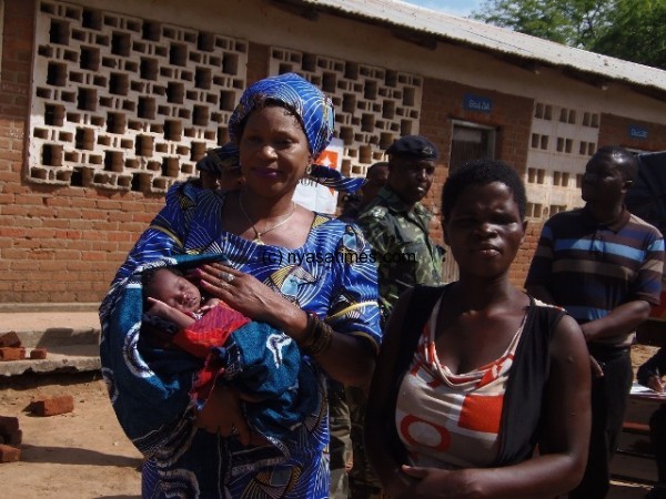 Deputy Speaker Mcheka-Chilenje with the baby born in  flooded water.-Photo-by-Jeromy-Kadewere