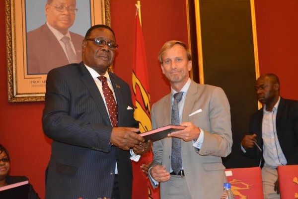 Done deal: President Mutharika and Global Fund executive director Dybul show the pact document