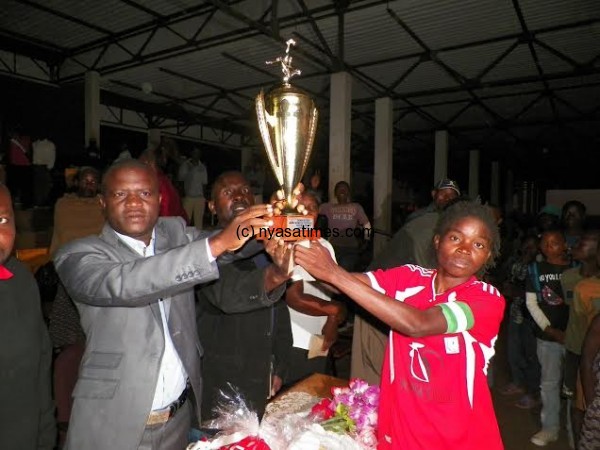 Donnas Eggs' Marketing Manager Sadik Malinga presents trophy to Skippers captain Ratifa Malunjika, Pix Alex Mwazalumo.