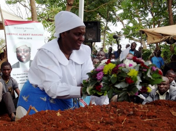  Dr.-Rhoda-Bakuwa-wife-to-Justice-Bakuwa-lays-a-wreath-on-her-departed-husbands-grave-Pic.-By-Kondwani-Magombo-Mana.