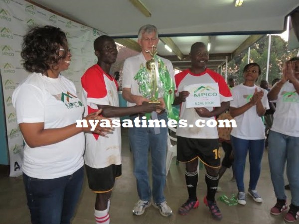 Du Plessis hands over trophy to Limbe Leaf.