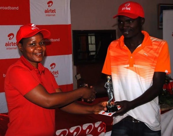 Edith Tsilizani's time to present award to third position golfer....Photo Jeromy Kadewere.