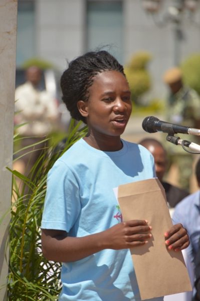 Elizabeth Teleka making her presentaion(C)govati nyirenda.