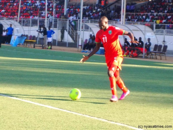 Esau Kanyenda in possesion of the ball....Photo Jeromy Kadewere/Nyasa Times