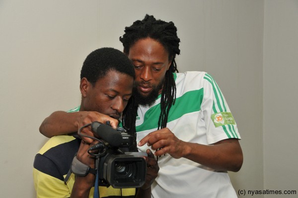 Ezaius Mkandawire shows student how to use camera