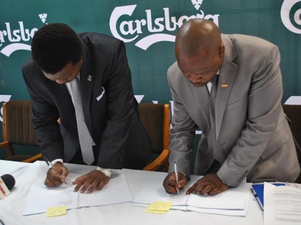 FAM's Sugzo Nyirenda and Carlsberg Malawi Tikwale Chirwas sign the contract....Photo Jeromy Kadewere