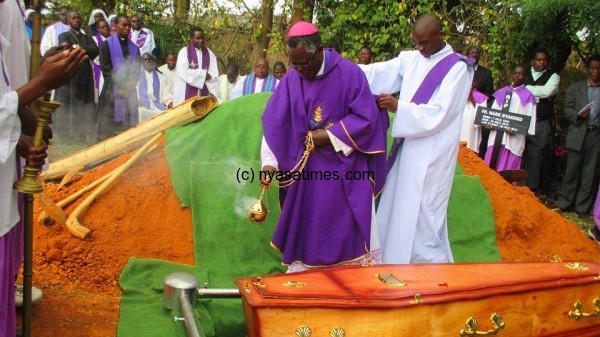 Fare the well Father-Photo by Jeromy Kadewere, Nyasa Times