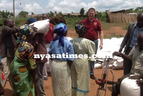 Feeding the starved, Simama donates maize in TA Tsabango