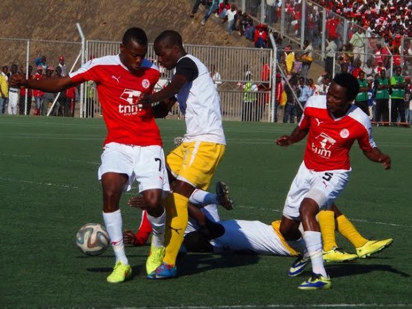  Fighting-for-the-ball..Photo-Jeromy-Kadewere.