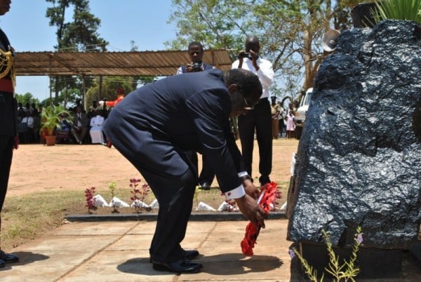 Finance Minister Goodal Gondwe lays a wreath in Mzuzu. Pic  by Chikumbutso Kajani, MANA