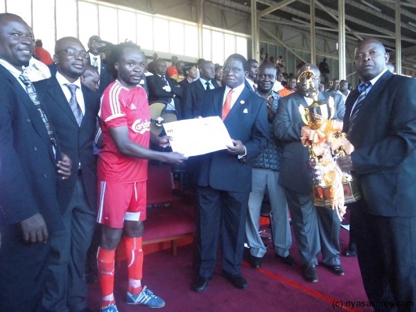 First Gentleman presents K1m dummy cheque to Fischer Kondowe, captain for Bullets