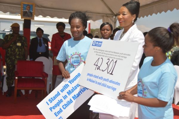 First Lady Getrude Mutharika receives petions from Memory Banda and Elizabeth Teleka representing the girls(C)govati Nyirenda. 