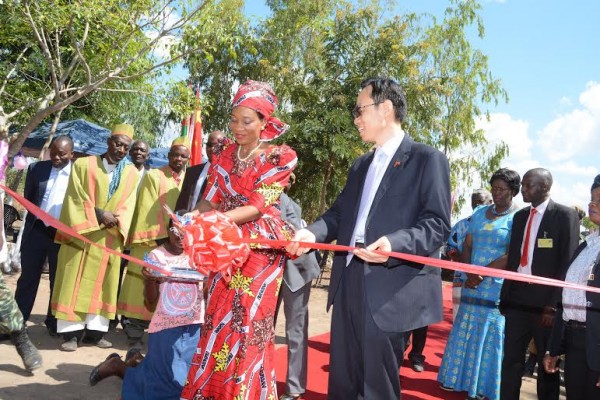 First Lady and Chinese Ambassador Shit-Ting cutting the ribbon to launch the boreholes