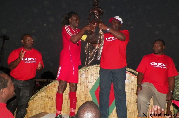 Fischer receives the GOtv trophy from Sports Minister Enock Chihana