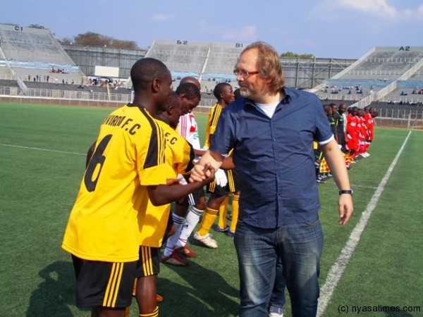 Flames coach Saintfeit shaking hands with Harold Zulu....Photo Jeromy Kadewere