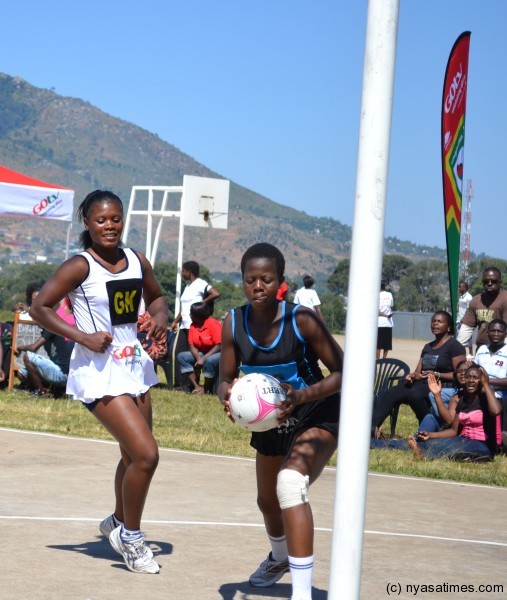Mvula (left) in action against Bingu Tigresses’ Sindie Simtowe in the Gotv Netball tournament-
