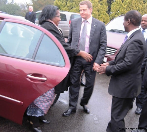 Foreign Affairs Minister Mganda Chiume and Scottish officials welcome JB