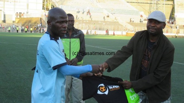 Frank Banda receiving his man of the match accolade....Photo Jeromy Kadewere