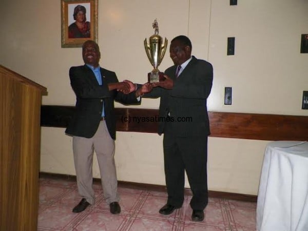 From Clement to Clement, Chilingulo hands over the trophy to Kafuwa.