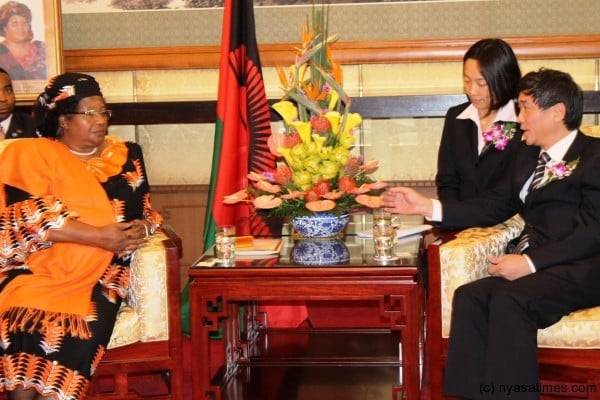 Gezhouba Chairman Jianguo and President Banda hold bilateral talks before the signing of the agreement
