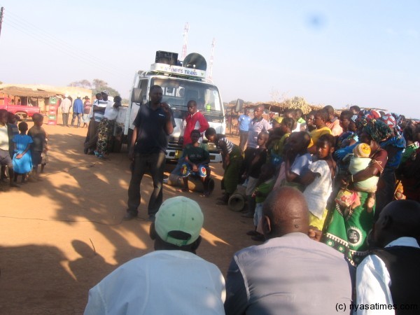 Gondwe addressing people at Wiliro trading centre.... picture by Tiwonge Kumwenda..Nyasa Times