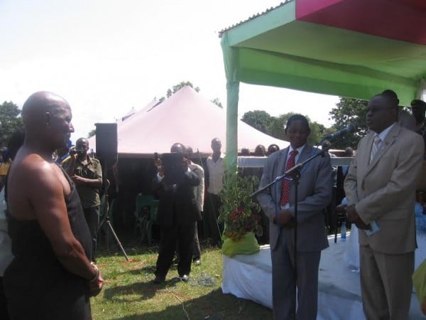 Gowelo advising the new chief before crowning.-Photo by Tiwonge Kumwenda, Nyasa Times