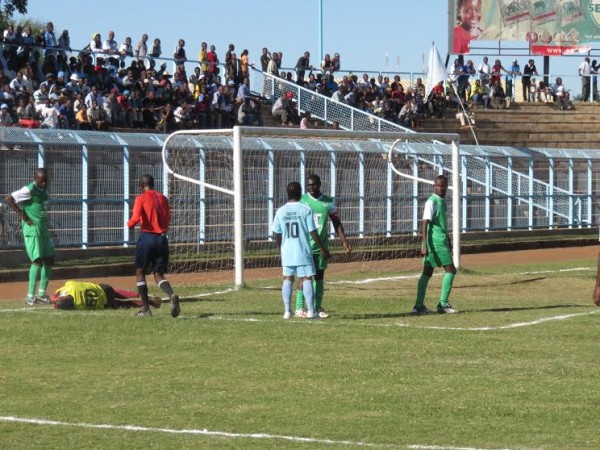 Green Harawa gets confronted by Mzuni playe ... per Klilipota Thole, Pic Alex Mwazalumo