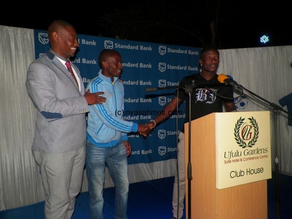 Gyan congratulates man-of-the-match Gonani, Pic Alex Mwazalumo