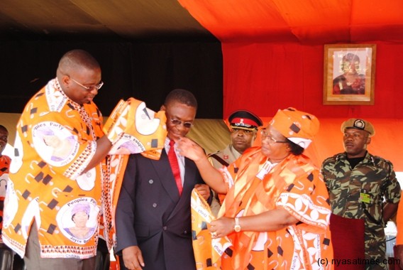 President Banda and Vice President Kachali inducting Kamlepo in PP colours