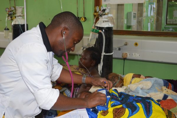 Hard working health worker in the Childrens ward at Kamuzu Hospital (C) Stanley Makuti