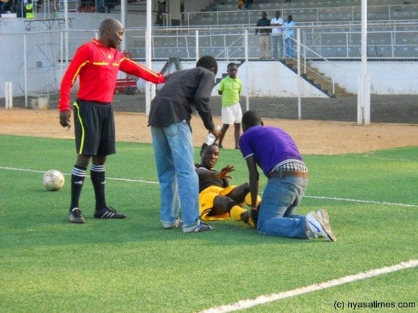 Harold Zulu in pain after suistaining an injury....Photo Jeromy Kadewere