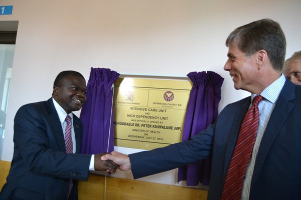 Health Minister, Dr. Peter Kumpalume shakes hands with Norwegian Ambassador to Malawi, Kikkan Haugen after unveiling the plaque at Kamuzu Central Hospital-(c) Abel Ikiloni, mana