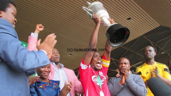 Henry Kabichi lifts the trophy....Photo Jeromy Kadewere