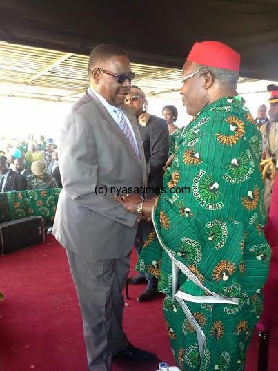 Hie mate! President Mutharika greets former president Muluzi