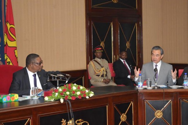 Holding bilateral talks , President Mutharika of Malawi and Chinese Foreign Minister
