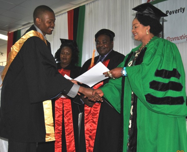  Kaliati presenting Certificates and Dipolmas to graduates during MIJ graduation ceremony in Blantyre on friday - Pic Mayamiko Wallace - MANA