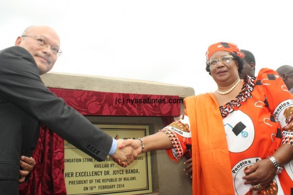 ndian High Commissioner to Malawi Vanla lHuma shakes handa with President Joyce Banda after the laying of foundation stone for Fuel reserves in Mzuzu