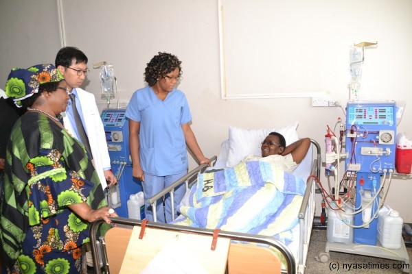 Pres. Banda cheers a patient in the ward