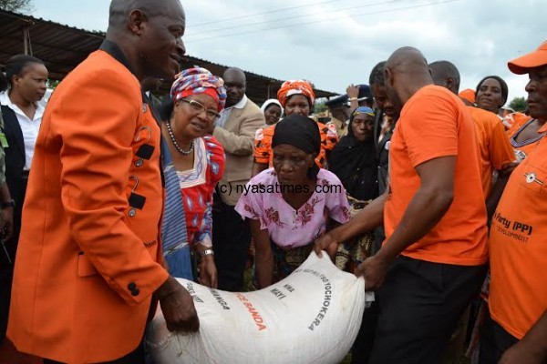 President Banda distributing food 
