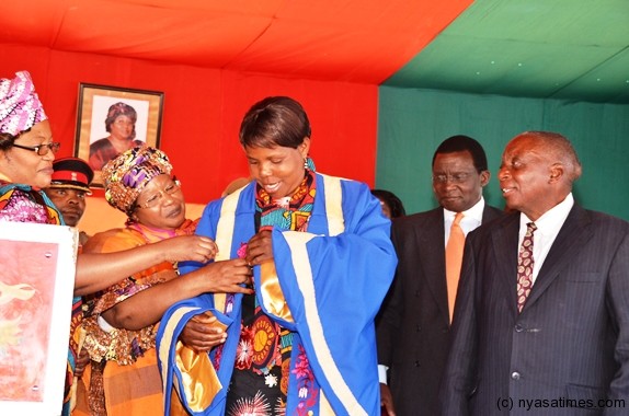 President Banda installing chief Chikowi
